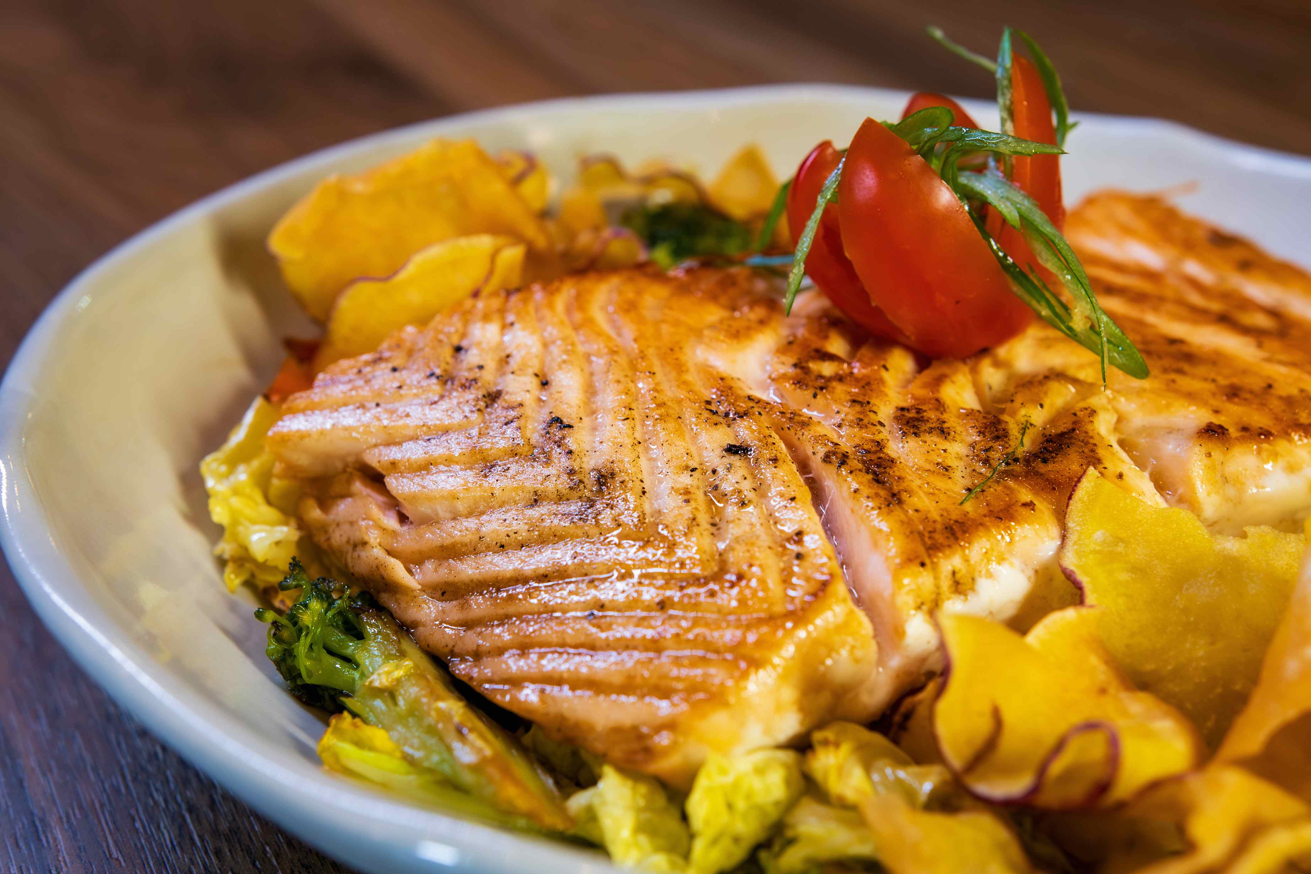 Salmão grelhado com legumes